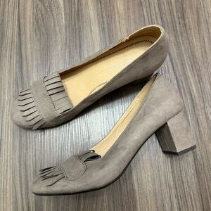 CL Chinese Laundry women sz 7 Faux Suede Taupe Fringed Heeled Loafers